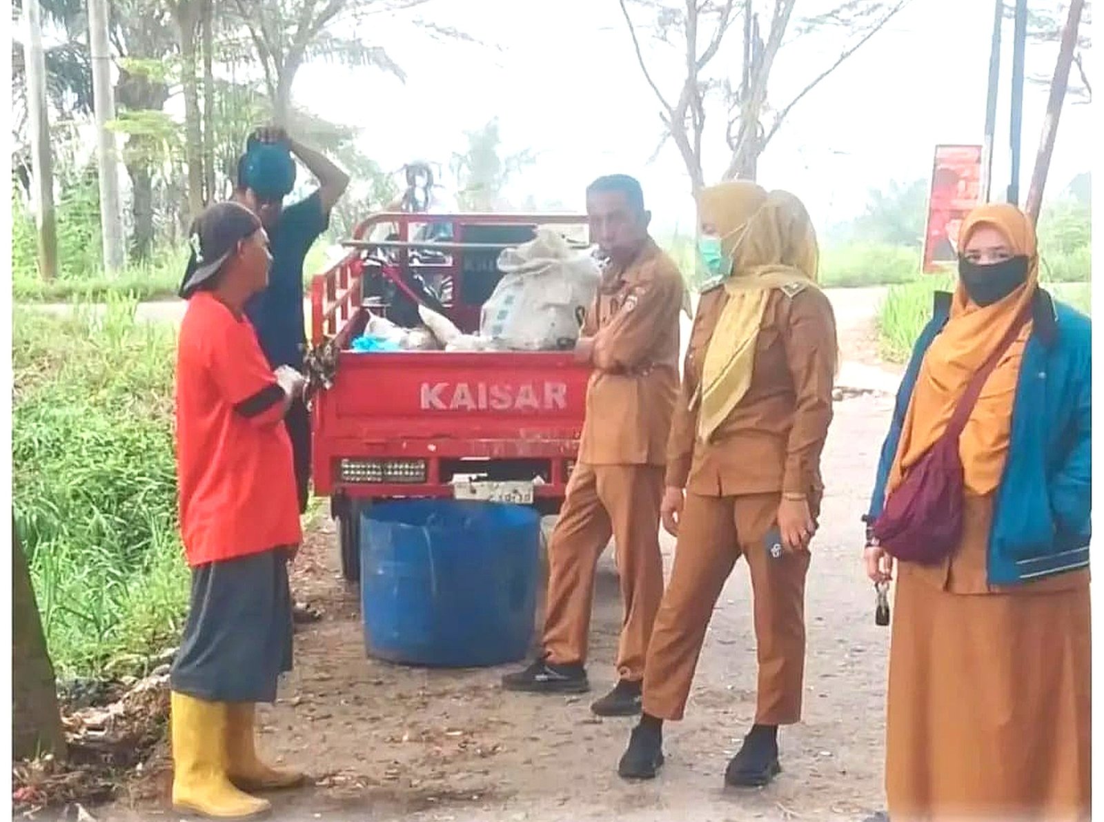 Lurah Tanjung Palas Pimpin Aksi Bersih-Bersih Lingkungan di Sepanjang Jalan Utama