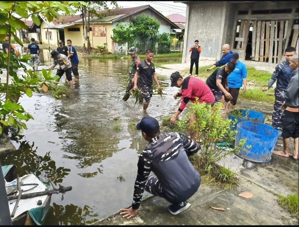 Antisipasi Banjir, Lanal Dumai Gelar Karya Bakti Bersama Warga Bersihkan Saluran Air