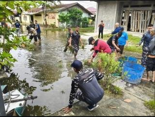 Antisipasi Banjir, Lanal Dumai Gelar Karya Bakti Bersama Warga Bersihkan Saluran Air